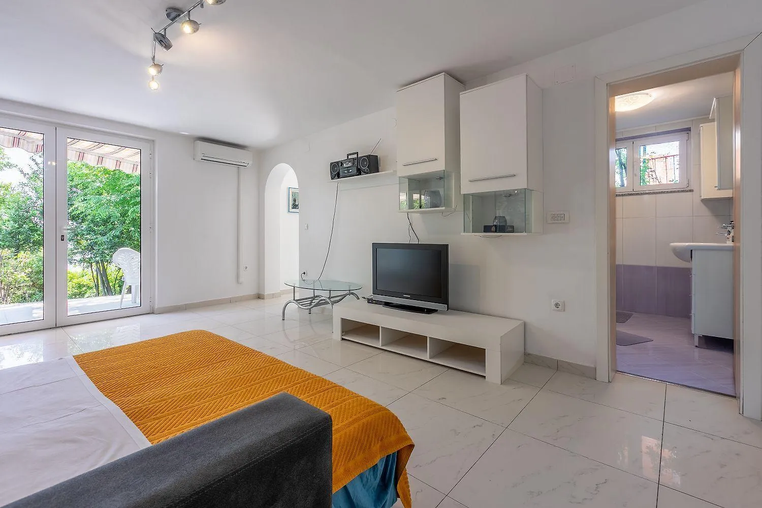 Beeindruckendes Apartment Direkt Am Strand Mit Privater Terrasse, Privatparkplatz, Wifi, Grill Crikvenica 0*,  Croatia